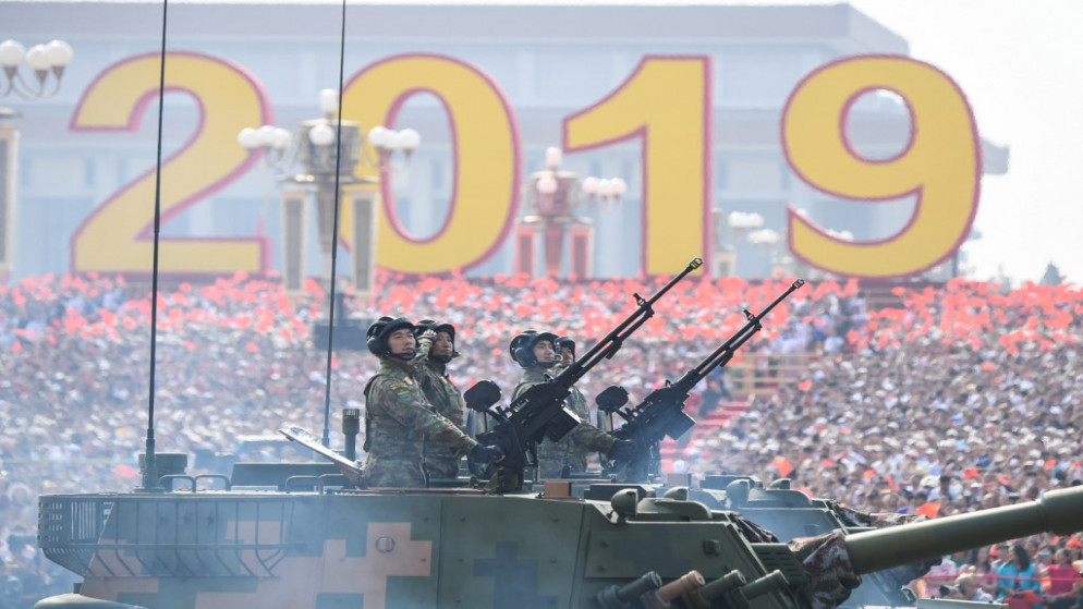مركبات عسكرية تشارك في عرض في ميدان تيانانمين في بكين، بمناسبة الذكرى السبعين لتأسيس جمهورية الصين الشعبية. 1 تشرين الأول/أكتوبر 2019 (أ ف ب)