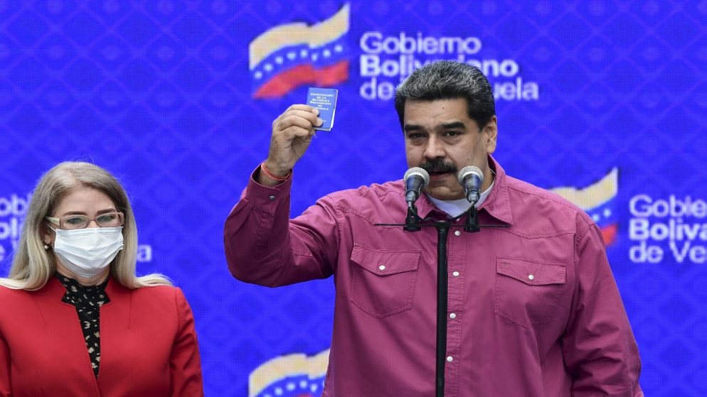 الرئيس الفنزويلي نيكولاس مادورو برفقة زوجته سيليا فلوريس (يسار) أثناء مؤتمر صحفي في مركز اقتراع في كاراكاس. 06/12/2020. (يوري كورتيز / أ ف ب)