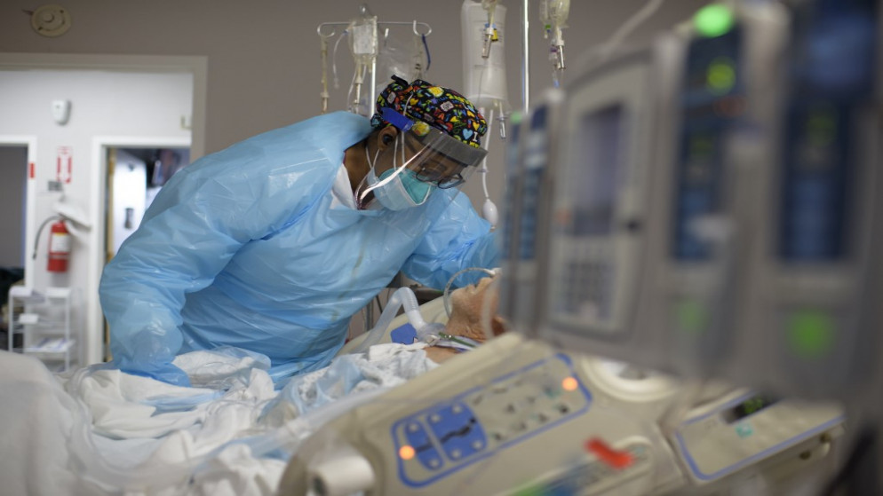 عامل رعاية صحية يعالج مريضا في جناح Covid-19 في تكساس، 4 كانون الأول/ديسمبر 2020. (أ ف ب)