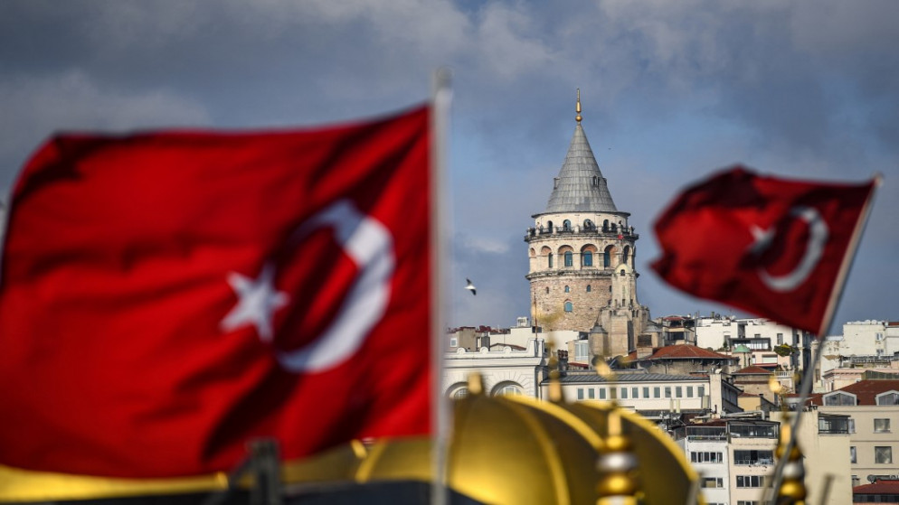 برج غلطة بجانب أعلام تركية في إسطنبول خلال حظر التجول الناجم عن فيروس كورونا. 6 كانون الأول/ديسمبر 2020. (أ ف ب)