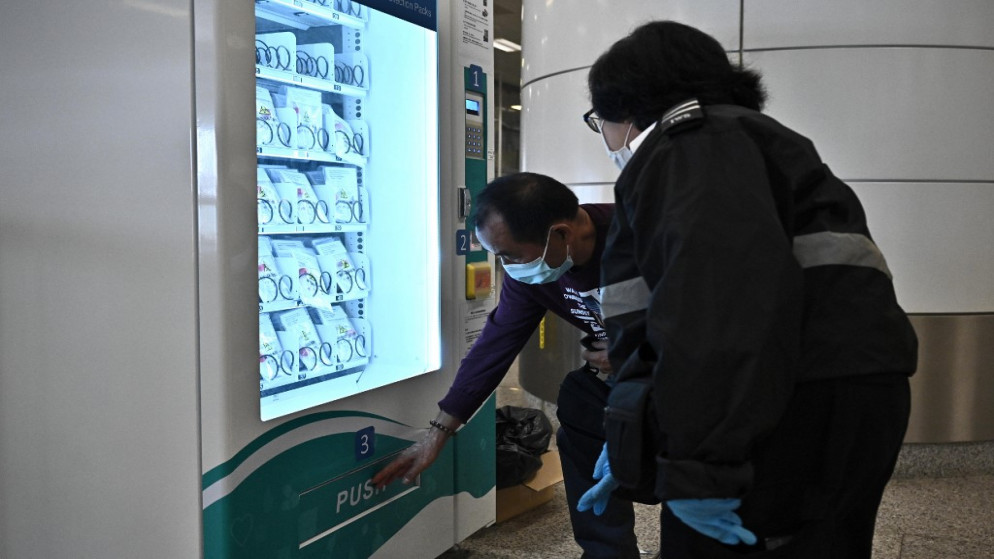 رجل يستخدم آلة بيع توفر مجموعات تستخدم لاختبار فيروس كورونا Covid-19 في محطة مترو  في هونغ كونغ. 7 كانون الأول / ديسمبر 2020. (أ ف ب)