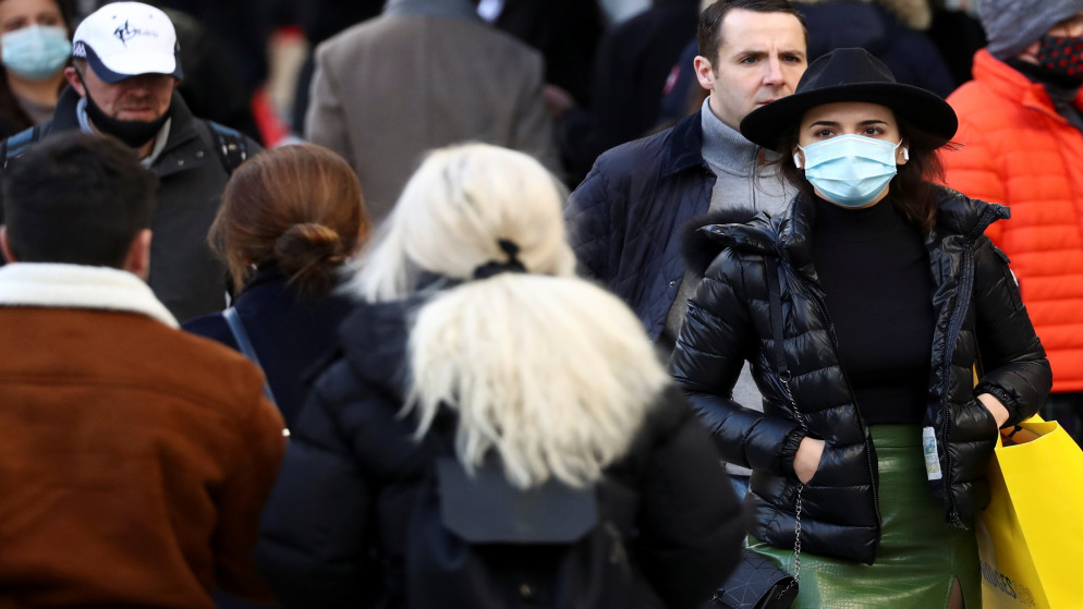 أشخاص يسيرو في شارع أكسفورد وسط تفشي مرض فيروس كورونا (COVID-19) في لندن في بريطانيا، 5  كانون الأول/ديسمبر 2020. (رويترز / سايمون داوسون)