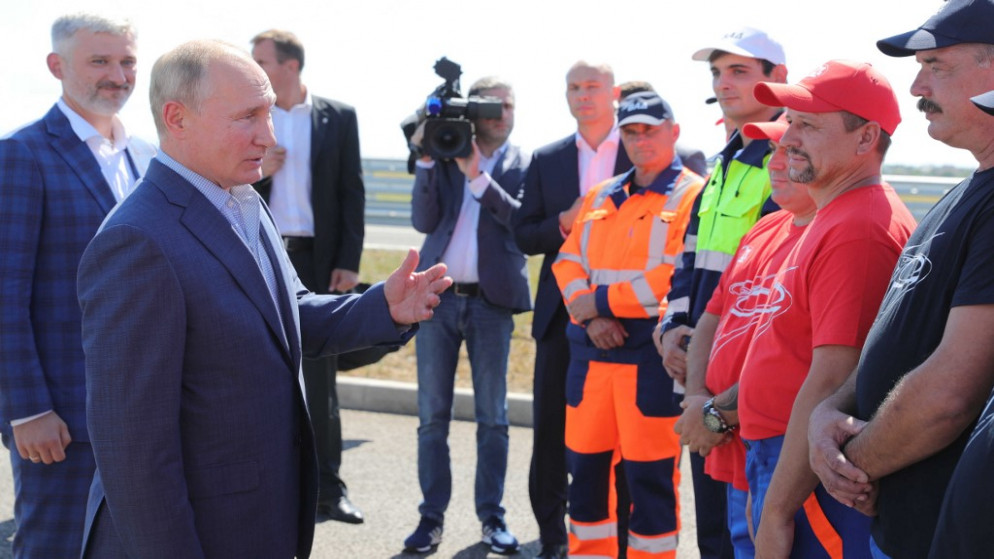 الرئيس الروسي فلاديمير بوتين (الثاني من اليسار) برفقة وزير النقل يفغيني ديتريخ (يسار) مع عمال الطرق في شبه جزيرة القرم، 27 آب/أغسطس 2020 (أ ف ب)