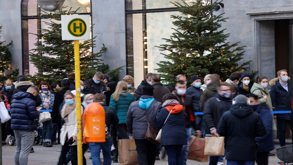 أشخاص يصطفون في طابور لدخول مركز تسوق في برلين في ألمانيا 5 كانون الأول/ديسمبر 2020. (رويترز / فابريزيو بينش)