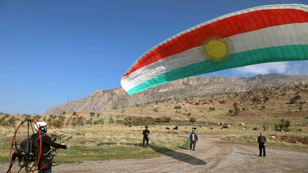 عراقي يستعد للتحليق بمظلته فوق منتجع جبل كورك في إقليم كردستان العراق. 22/11/2020. (صافين حامد / أ ف ب)