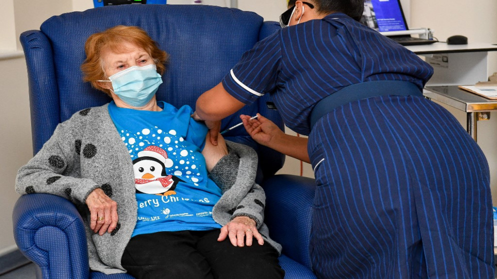 مارغاريت كينان، البالغة تسعين عاما في مستشفى في كوفنتري في وسط إنجلترا، أول شخص في العالم يتلقى لقاح كوفيد-19. 07/12/2020. (أ ف ب)