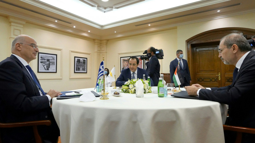 نائب رئيس الوزراء وزير الخارجية وشؤون المغتربين أيمن الصفدي خلال اجتماع مع نظيريه اليوناني نيكوس ديندياس، والقبرصي نيكوس خريستودوليديس