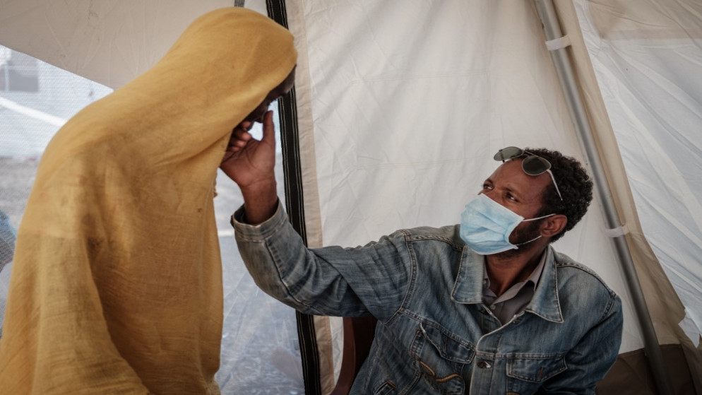 طبيب يفحص لاجئا أثيوبي شرق السودان. 2 ديسمبر ، 2020. (ياسويوشي شيبا / أ ف ب)