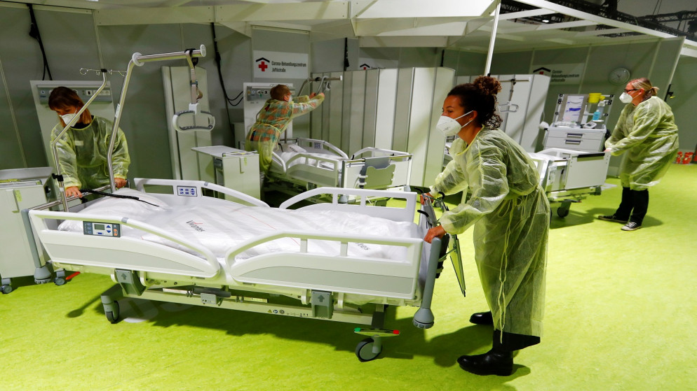 طاقم طبي يشارك في تدريب على الحريق لإخلاء مركز علاج كورونا في جافستراس ، وهو مستشفى مؤقت بدون مرضى حاليًا ، وسط تفشي مرض فيروس كورونا (COVID-19) في برلين ، ألمانيا ، 26 نوفمبر 2020. (رويترز / فابريزيو بينش)