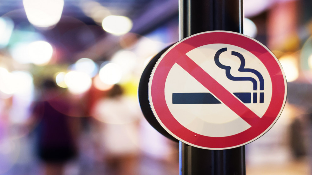 أصدرت منظمة الصحة العالمية في مطلع هذا العام موجزا علميا يبين أن المدخنين أكثر عرضة من غيرهم للإصابة بشكل وخيم من أشكال مرض كوفيد-19 وللوفاة بسببه. (shutterstock)