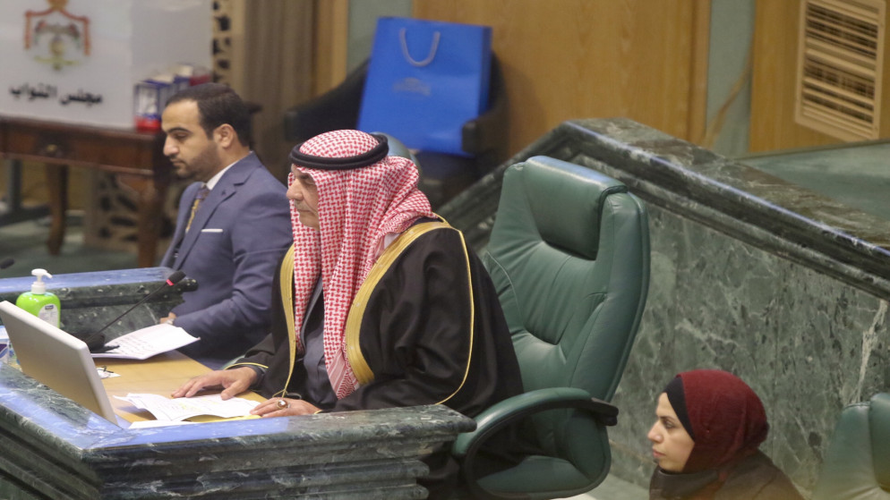 النائب نواف الخوالدة، خلال ترؤسه الجلسة الأولى لمجلس النواب في الدورة غير العادية في مجلس الأمة التاسع عشر. (المملكة)
