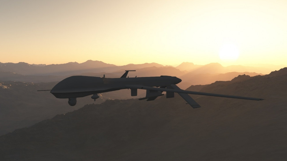 طائرة إم.كيو-9بي تحلق فوق الصحراء.(shutterstock)