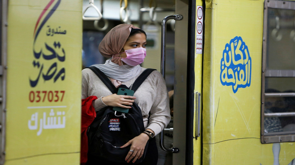 امرأة ترتدي كمامة في "مترو الشهداء" تحت الأرض في القاهرة في مصر، 21 تشرين الثاني/نوفمبر 2020 (رويترز / محمد عبد الغني)