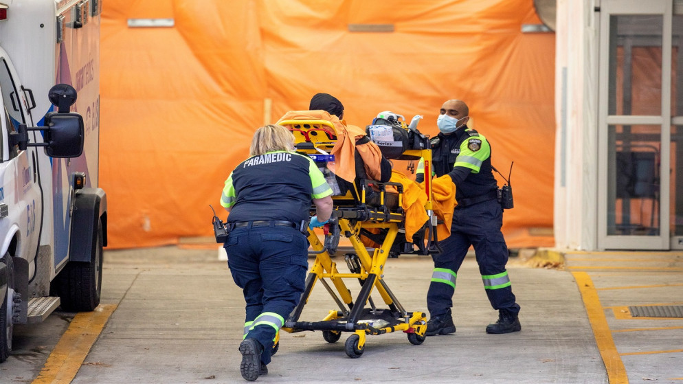 مسعفون ينقلون مريضًا إلى مستشفى ماونت سيناي حيث تدخل المدينة اليوم الأول من تجدد مرض فيروس كورونا (COVID-19) بسبب ارتفاع أعداد الحالات، كندا ، 23 نوفمبر 2020. (رويترز)