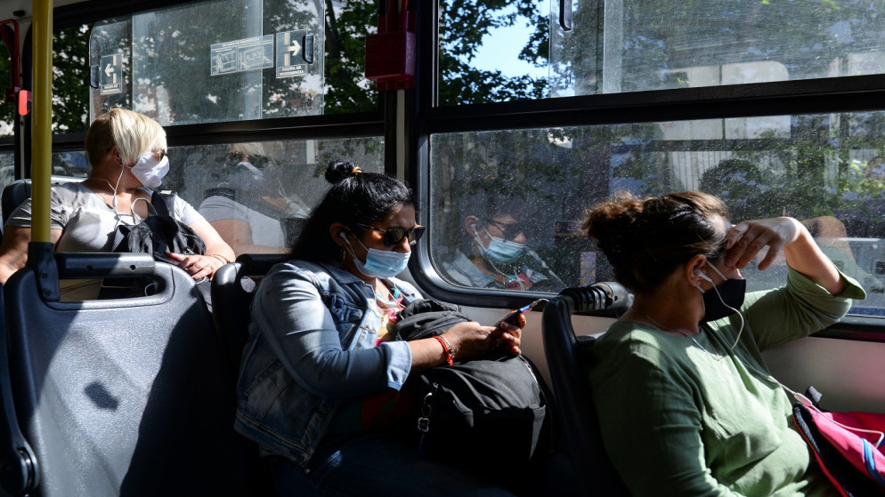 نساء يرتدين كمامات واقية للوجه يستقلن حافلة، مع استمرار انتشار فيروس كورونا (كوفيد -19) في مونتيفيديو ، أوروغواي، 19/11/2020. (رويترز)