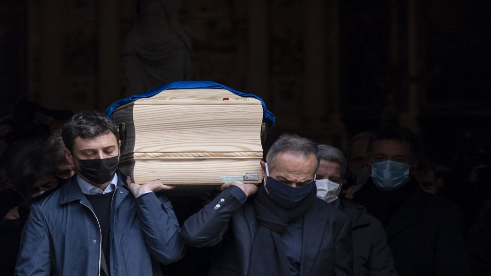 جثمان باولو روسي محمولا على أكتاف رفاقه في المنتخب الإيطالي 1982 في كاتدرائية فينتشنتسا. (أ ف ب)