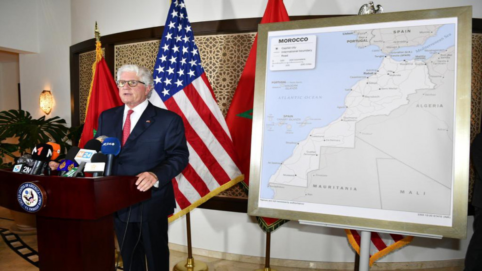 السفير الأميركي في المغرب ديفيد فيشر قرب "خريطة رسمية جديدة" اعتمدتها واشنطن للمغرب تضم منطقة الصحراء الغربية. (السفارة الأميركية في الرباط)