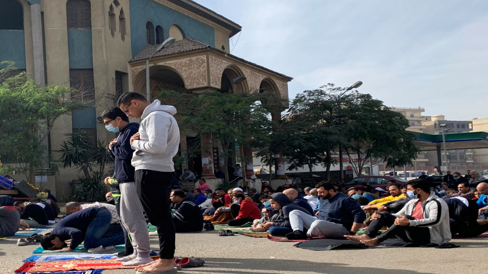 يحضر المصريون صلاة الجمعة خارج مسجد الرحمن؛ لعدم التجمهر بالداخل بينما يرتدي عدد قليل منهم كمامات واقية ، وسط جائحة كورونا، بضواحي القاهرة، مصر، 11 كانون الأول/ ديسمبر 2020. (رويترز)