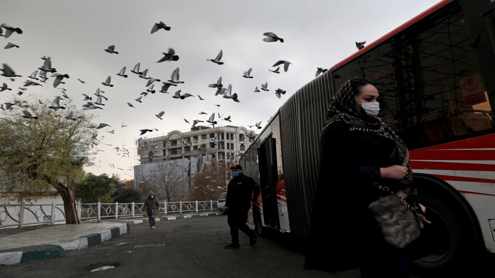 أشخاص يسيرون في أحد شوارع طهران التي أعيد افتتاحها بعد إغلاق دام أسبوعين ، وسط تفشي مرض فيروس كورونا (COVID-19) ، إيران ، 5 ديسمبر ، 2020. (رويترز)