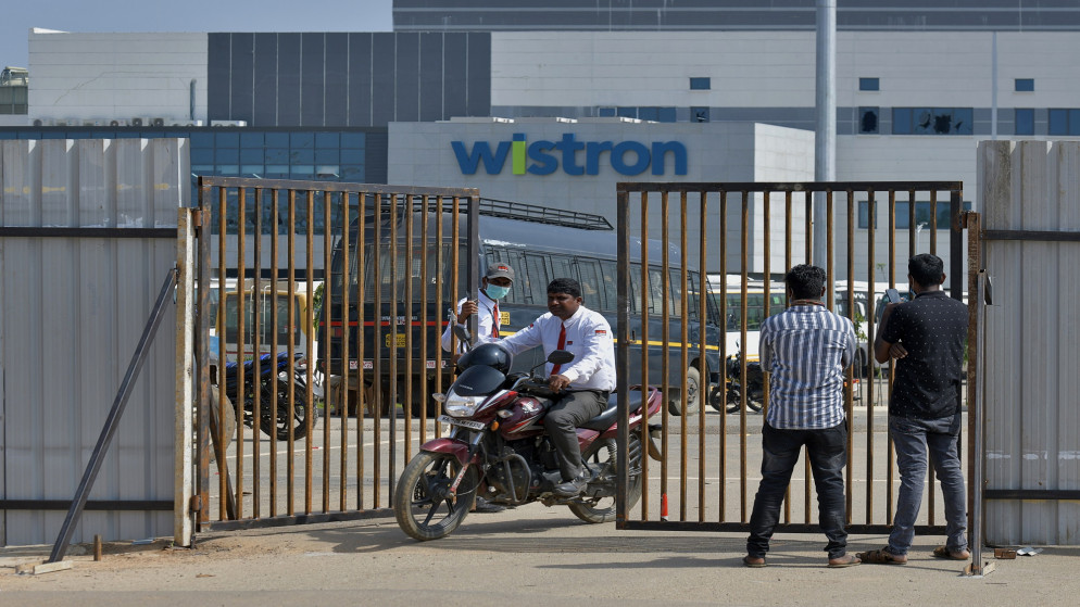 من أمام منشأة "ويسترون انفوكوم للصناعة" قرب بنغالور معقل تكنولوجيا المعلومات في الهند. (أ ف ب)