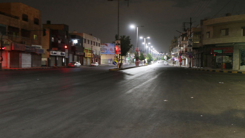 خلال دخول حظر التجول الليلي في أحد شوارع العاصمة عمّان. (صلاح ملكاوي / المملكة)