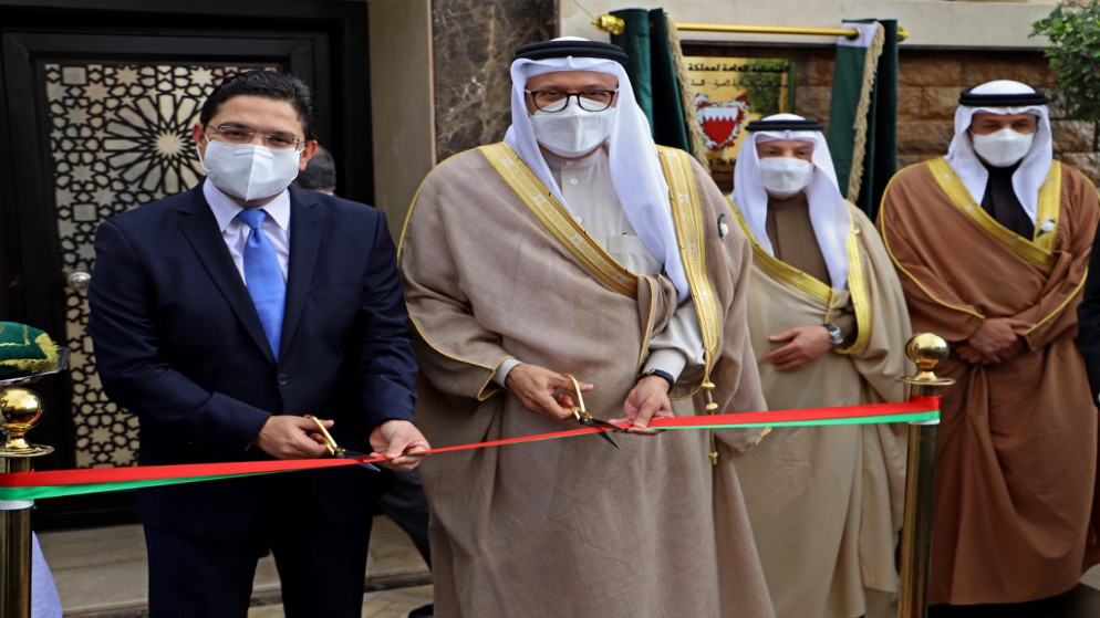 وزير الخارجية المغربي ناصر بوريطة (إلى اليسار) ونظيره البحريني عبد اللطيف الزياني (إلى اليمين) خلال افتتاح قنصلية البحرين في مدينة العيون ، المدينة الرئيسية في منطقة الصحراء الغربية. 14 ديسمبر 2020. (أ ف ب)
