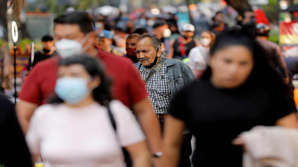 أشخاص يسيرون في الشارع مع استمرار تفشي فيروس كورونا (كوفيد -19) في مكسيكو سيتي بالمكسيك، 8 تشرين الأول/أكتوبر 2020. (رويترز)