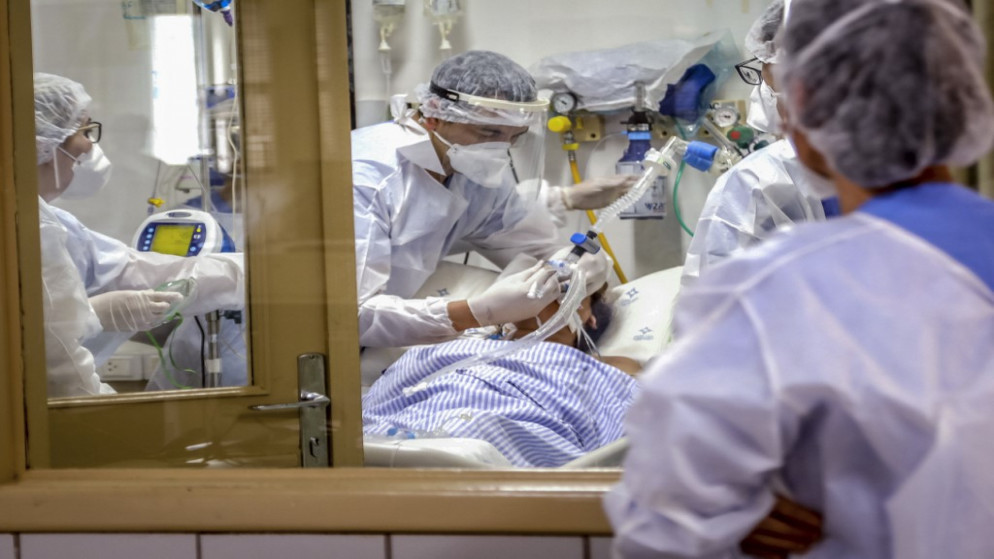 تتم معالجة مريض في وحدة العناية المركزة لـ COVID-19 في مستشفى سانتا كاسا دي ميزريكورديا في بورتو أليغري، البرازيل، 9 كانون الأول/ ديسمبر 2020. (أ ف ب)