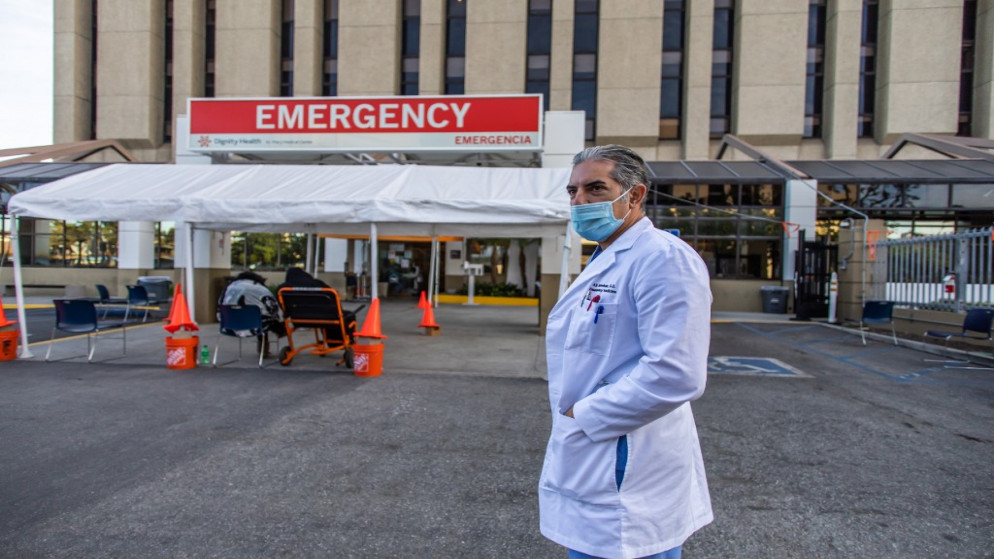طبيب يقف أمام خيمة فرز Covid-19 للمرضى الذين يعانون من الأعراض في لونغ بيتش، كاليفورنيا، 17 كانون الأول/ ديسمبر 2020. (أ ف ب)