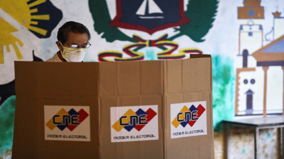 رجل يقف في كشك اقتراع في مركز اقتراع خلال الانتخابات البرلمانية في كراكاس، فنزويلا ، 6 كانون الأول/ديسمبر 2020. (رويترز / مانيوري كوينتيرو)