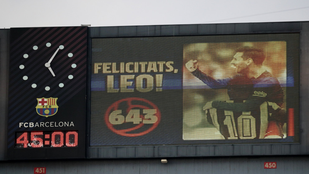 الرقم القياسي 643 هدفا يظهر على لوحة في ملعب كامب نو في مدينة برشلونة. (رويترز)