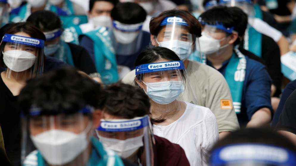 أطباء ينفذون إضرابا في سول لمدة 24 ساعة وسط جائحة فيروس كورونا؛ احتجاجا على خطة حكومية لزيادة القبول في كليات الطب. 14/08/2020. (أ ف ب)