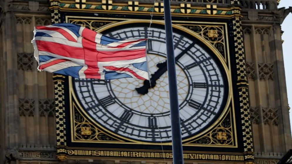 صورة أرشيفية لعلم بريطانيا من خلفه ساعة بيغ بين الشهيرة في لندن 18 أغسطس 2017. أ ف ب