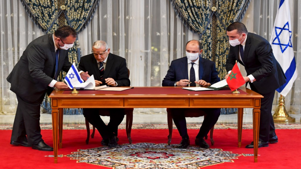 ممثلو إسرائيل والمغرب يوقعون اتفاقًا في القصر الملكي بالعاصمة المغربية الرباط، 22 كانون الأول/ ديسمبر 2020. (أ ف ب)