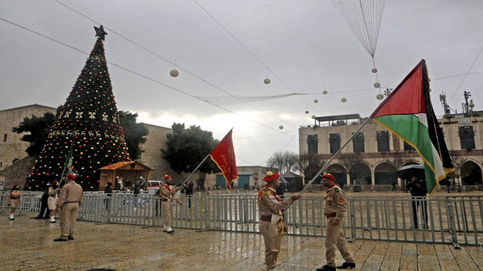 فرقة كشافة فلسطينية تستعرض أمام كنيسة المهد خلال احتفالات عيد الميلاد في مدينة بيت لحم في الضفة الغربية المحتلة .24 كانون الأول 2020. (أ ف ب)