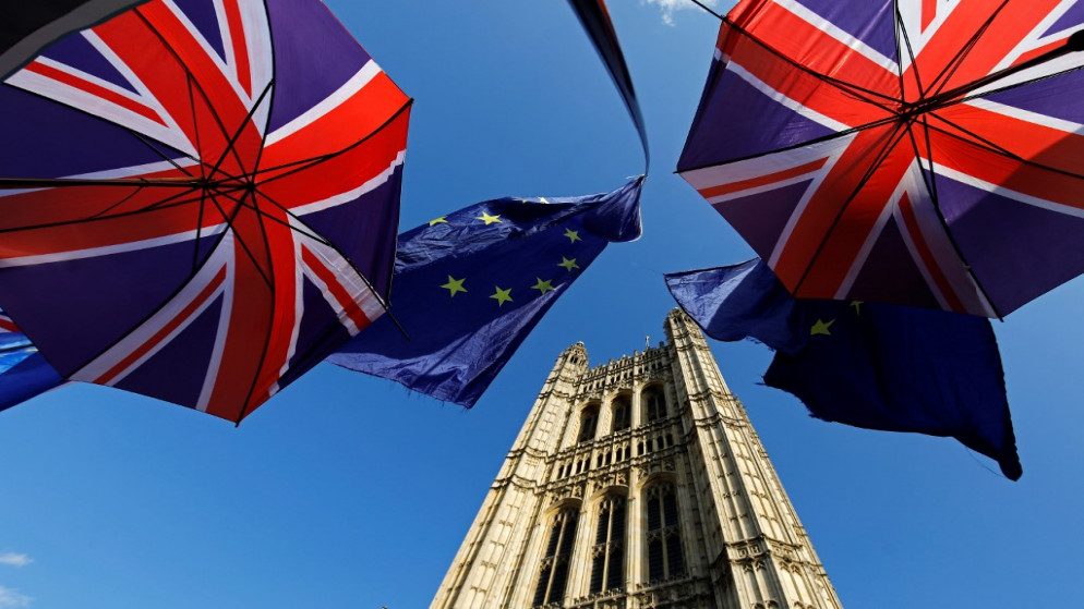 أعلام الاتحاد الأوروبي وبريطانيا خارج البرلمان البريطاني في العاصمة لندن، 22 أيلول/سبتمبر 2019. (أ ف ب)