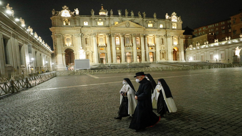ساحة القديس بطرس في الفاتيكان في ليلة الميلاد، 24 كانون الأول/ديسمبر 2020. (رويترز)