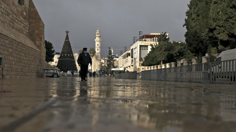 شرطي فلسطيني في ساحة المهد في مدينة بيت لحم في الضفة الغربية المحتلة، 24 كانون الأول/ديسمبر 2020. (جعفر اشتية/ أ ف ب)