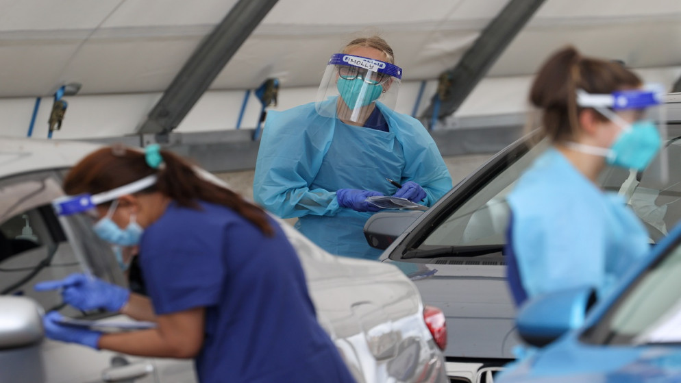 عاملون في المجال الطبي يجرون اختبارات في مركز اختبار كورونا، في شاطئ بوندي في أعقاب تفشي المرض في سيدني، أستراليا، 22 كانون الأول / ديسمبر 2020. (رويترز)