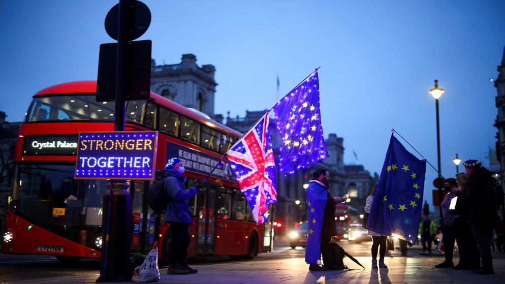 متظاهرون مناهضون لخروج بريطانيا من الاتحاد الأوروبي أمام البرلمان في لندن، 9 كانون الأول/ديسمبر 2020. (رويترز)