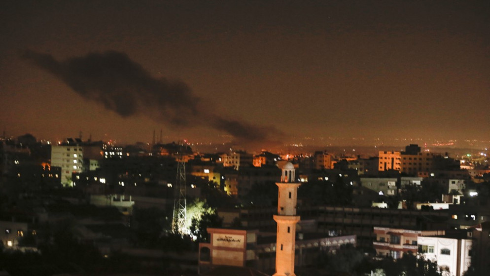 دخان يتصاعد من منطقة في قطاع غزة بعد قصف إسرائيلي. (أ ف ب)
