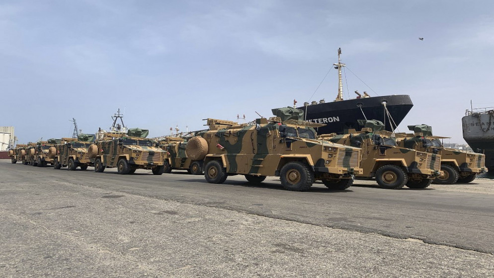 مركبات عسكرية تركية الصنع تم شحنها إلى حكومة الوفاق الوطني الليبية المعترف بها من الأمم المتحدة. (أ ف ب)