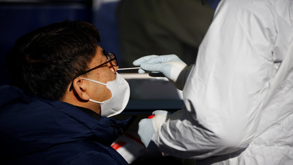 سحب عينة للكشف عن فيروس كورونا من شخص في كوريا الجنوبية. (رويترز)