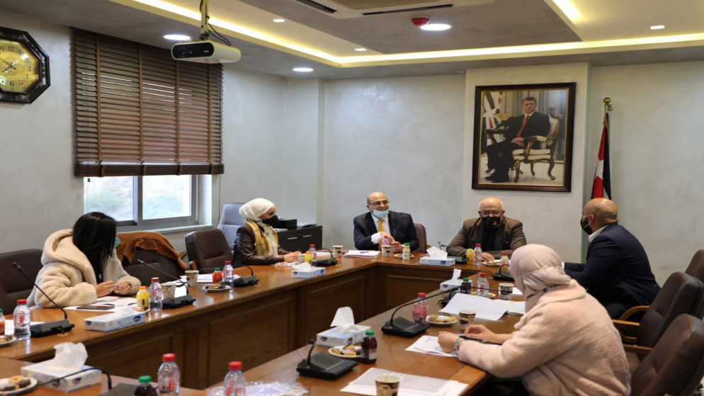 فريق عمل "مشروع تعزيز المشاركة المدنية والسياسية للشباب الأردني" ووزير الشؤون السياسية والبرلمانية موسى المعايطة. (بترا)