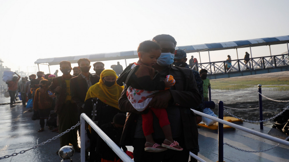 مجموعة من لاجئي الروهينغا يستعدون للانتقال إلى جزيرة في خليج البنغال. (رويترز)