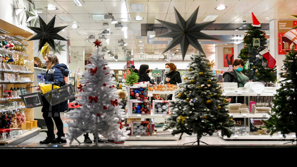 متسوقون مع قرب عيد الميلاد وسط مدينة فينلو ، هولندا ، 14 ديسمبر / كانون الأول 2020. (رويترز)