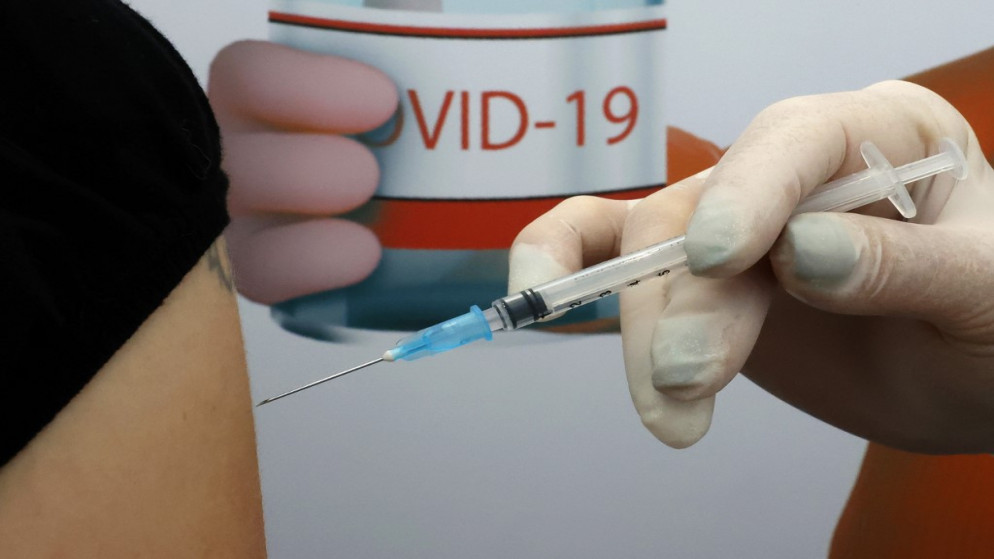 امرأة تحصل على تطعيم ضد فيروس كورونا COVID-19، في 23 كانون الأول/ ديسمبر 2020. (أ ف ب)