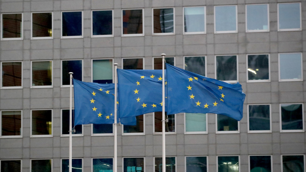 أعلام الاتحاد الأوروبي خارج مقر المفوضية الأوروبية في بروكسل البلجيكية، حيث جرت محادثات بريكست. 24/12/2020. (إيف هيرمان/ رويترز)