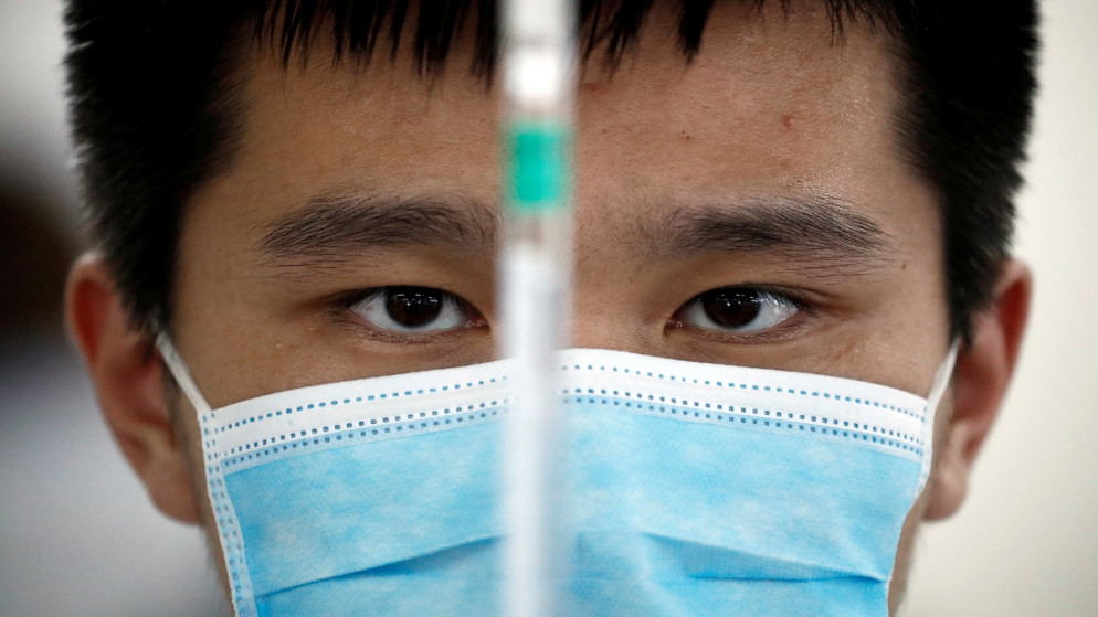 رجل يعمل في مختبر لشركة تصنيع اللقاحات الصينية، ويطور لقاحًا تجريبيًا لمرض فيروس كورونا (COVID-19)، بكين، الصين، 24 كانون الأول/ سبتمبر 2020. (رويترز)