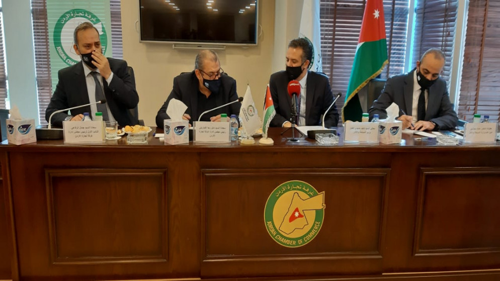 وزير السياحة والأثار نايف الفايز (ثاني يمين) خلال لقاء مع لجنة السياحة في غرفة تجارة الأردن. (بترا)
